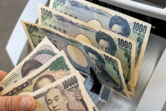 【カードローン・消費者金融の利用実態】1回の平均借入れ額「1万円以上5万円未満」だが「50万円以上の借入残高」が4割超！FPが解説する多重債務を防ぐための3つのポイント
