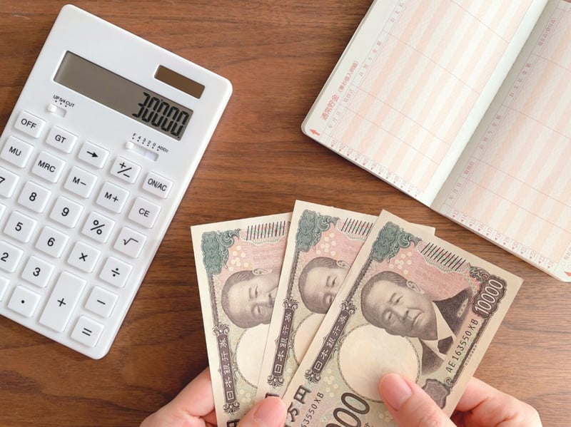 70歳代・二人以上世帯の貯蓄はいくら？平均2416万円・中央値1178万円、年金の平均月額やひと月の生活費も紹介