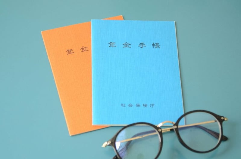 厚生年金「月10万円」で老後は暮らせる？実は高齢者所得の【2割強が就労収入】という現実
