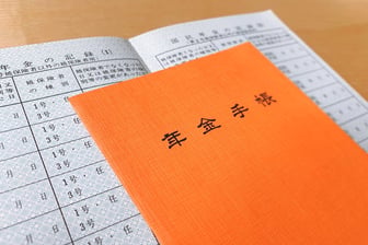 あなたの老後資金は大丈夫？2026年度の年金額と「高齢者世帯のリアルな家計収支」から考える。単身世帯・二人以上世帯の平均赤字はいくらか