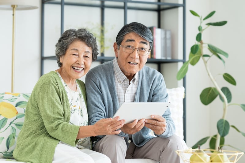 【最新】日本の平均寿命は男女ともに延びる。2026年度現在の「公的年金」の水準とは？平均受給額はいくらか