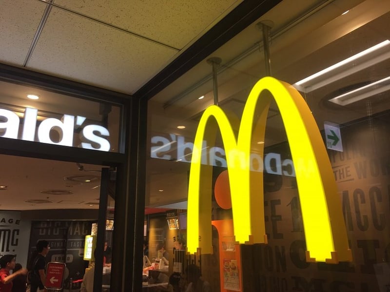 日本マクドナルドHD（2702）既存店売上高は43四半期連続のプラス成長、原材料高のなか通期業績予想を上方修正