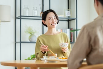 年代別「みんなの平均貯蓄額」はいくら？中央値も見る【定年後の生活費】は平均でふつういくらかかるのか。内訳とは