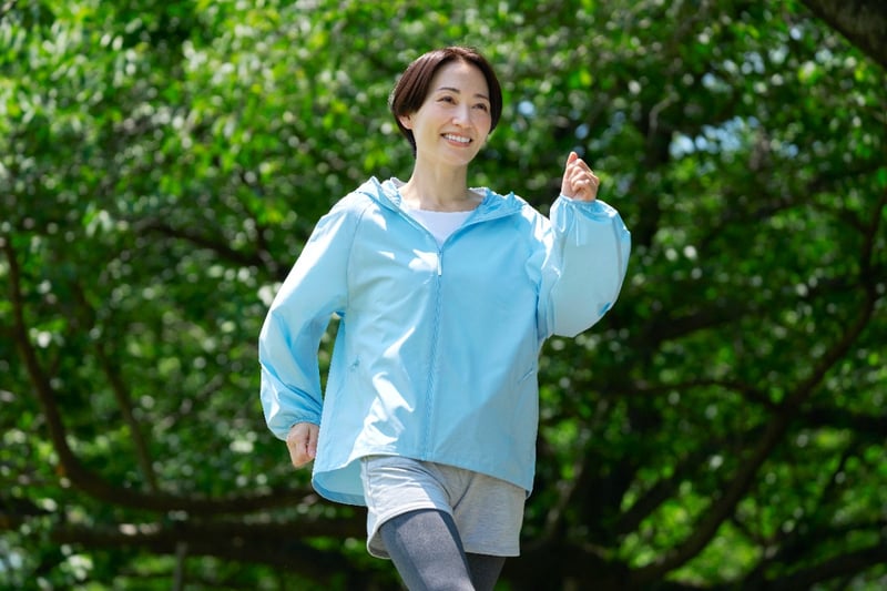 70歳代の「平均貯蓄額」と「年金受給額」、「夫婦2人の生活費」は平均で月いくら？【高齢者】就業率や働いている業種についも確認