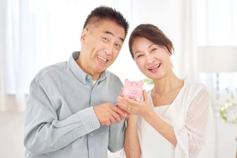 【厚生年金と国民年金】夫婦世帯・シングル世帯で「ひと月の平均額」はいくら変わる？シミュレーション