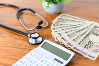 60歳代・70歳代「ふたり以上世帯の貯蓄」平均いくら？年金・介護費用から見る老後家計のリアル