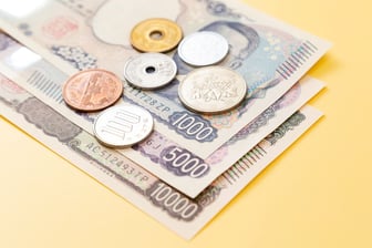 【来月8月から】高額療養費制度「年間上限」新設！2つの見直しポイントをみる《75歳以上の医療保険料》令和8年度は「月7989円」の見込み