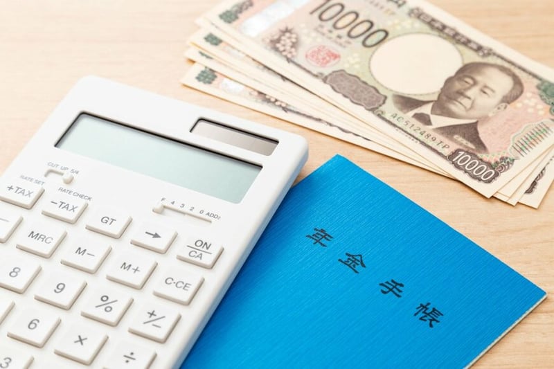 65歳の「年金請求書」はいつ届く？緑色の封筒が届いたらやるべき3つのステップと《誕生月別》春・夏・秋・冬の発送スケジュール
