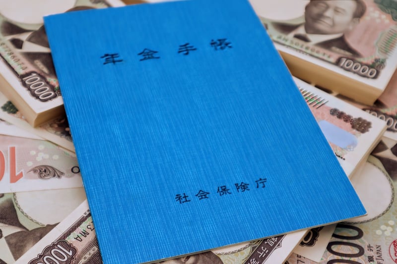 【高齢者の年金】厚生年金でも「5人に1人」が月10万円未満？最新の受給額分布と、軽度の認知障害による「預金凍結」を避けるための備え